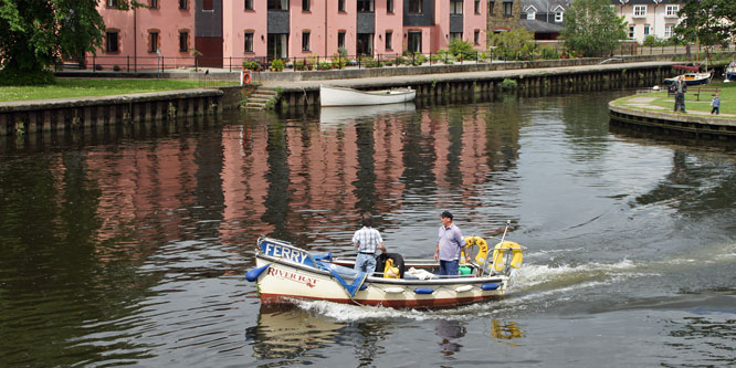 RiverRat Ferry - Totnes - Photo: 2012 Ian Boyle - 8th September 2013 - Simplon Postcards - simplonpc.co.uk