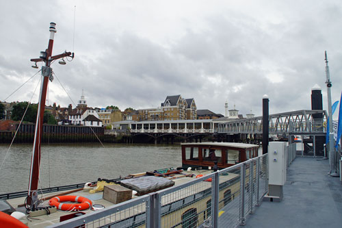 GRAVESEND TOWN PIER PONTOON - Photo:  Ian Boyle, 16th July 2012 - www.simplonpc.co.uk