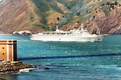 Maxim Gorkiy arriving at San Francisco - Photo: � Marvin Jensen in San Francisco, 7th May 1996