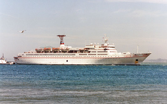 Maxim Gorkiy arriving at San Francisco - Photo: � Marvin Jensen in San Francisco, 7th May 1996