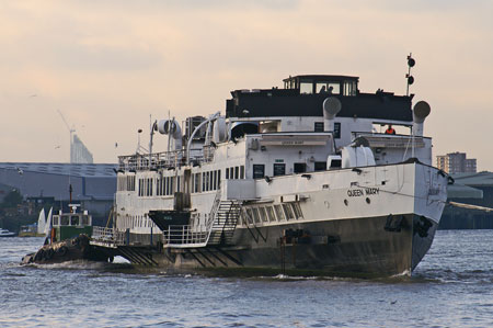 Queen Mary leaving the Thames - Photo:  Ian Boyle, 9th Novembe2009