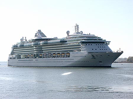 Jewel of the Seas leaving Harwich in May 2004