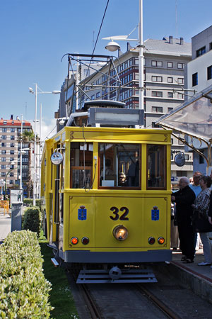 La Coruna Tram 32 - INDEPENDENCE OF THE SEAS Cruise - Photo: © Ian Boyle, 3rd April 2011 - www.simplonpc.co.uk