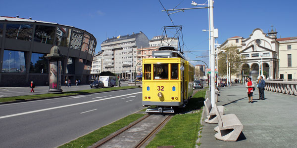 La Coruna Tram 32 - INDEPENDENCE OF THE SEAS Cruise - Photo: © Ian Boyle, 3rd April 2011 - www.simplonpc.co.uk