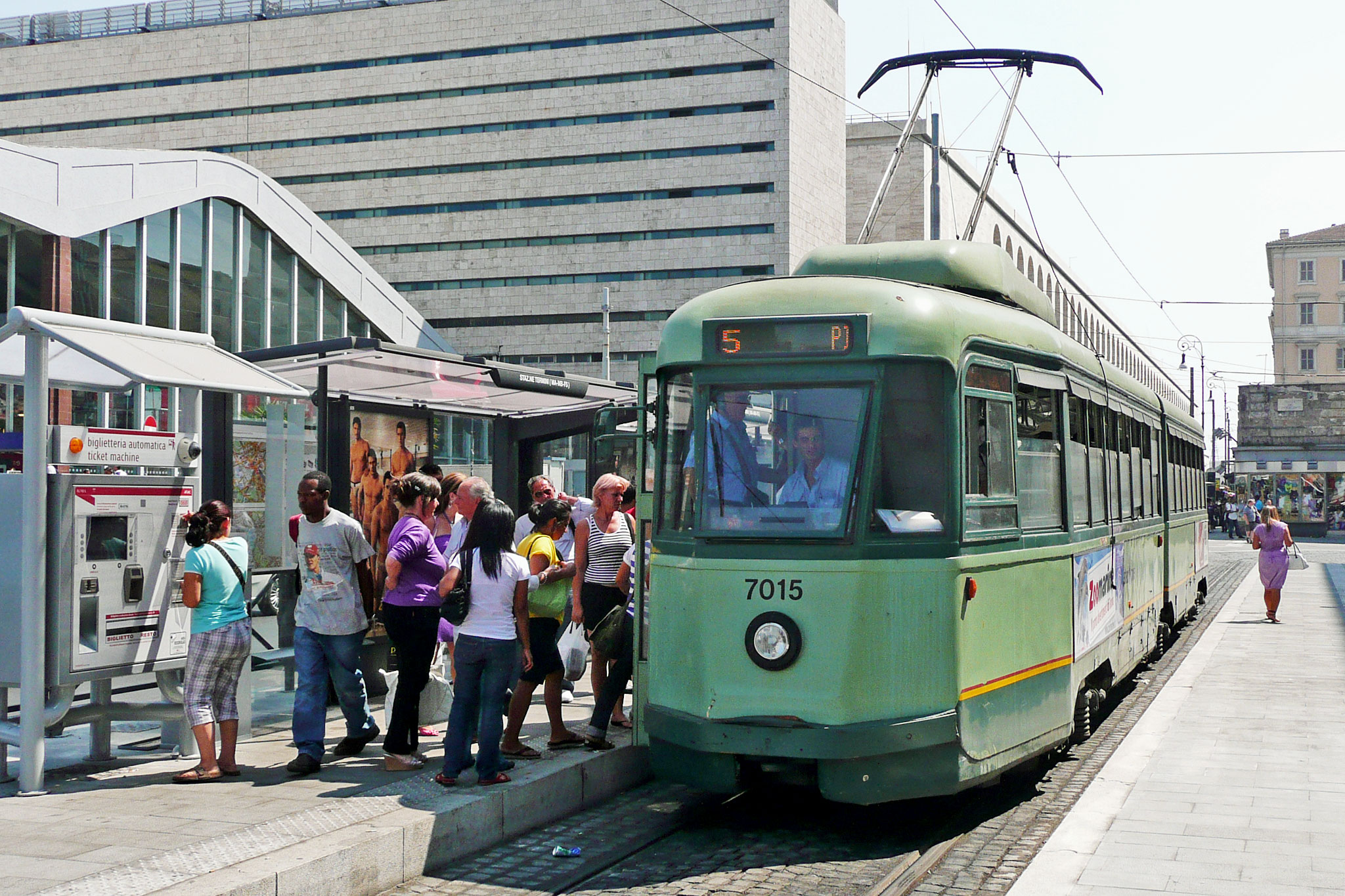 Figure 8: 7000 Series model tram has 6 axles with two railway carriages (railroad cars) ‍‍connected. This is one of the ‍‍earliest model ‍‍delivered between 1948-49 under ATAC. Line 5 and 14 still have this tram model.