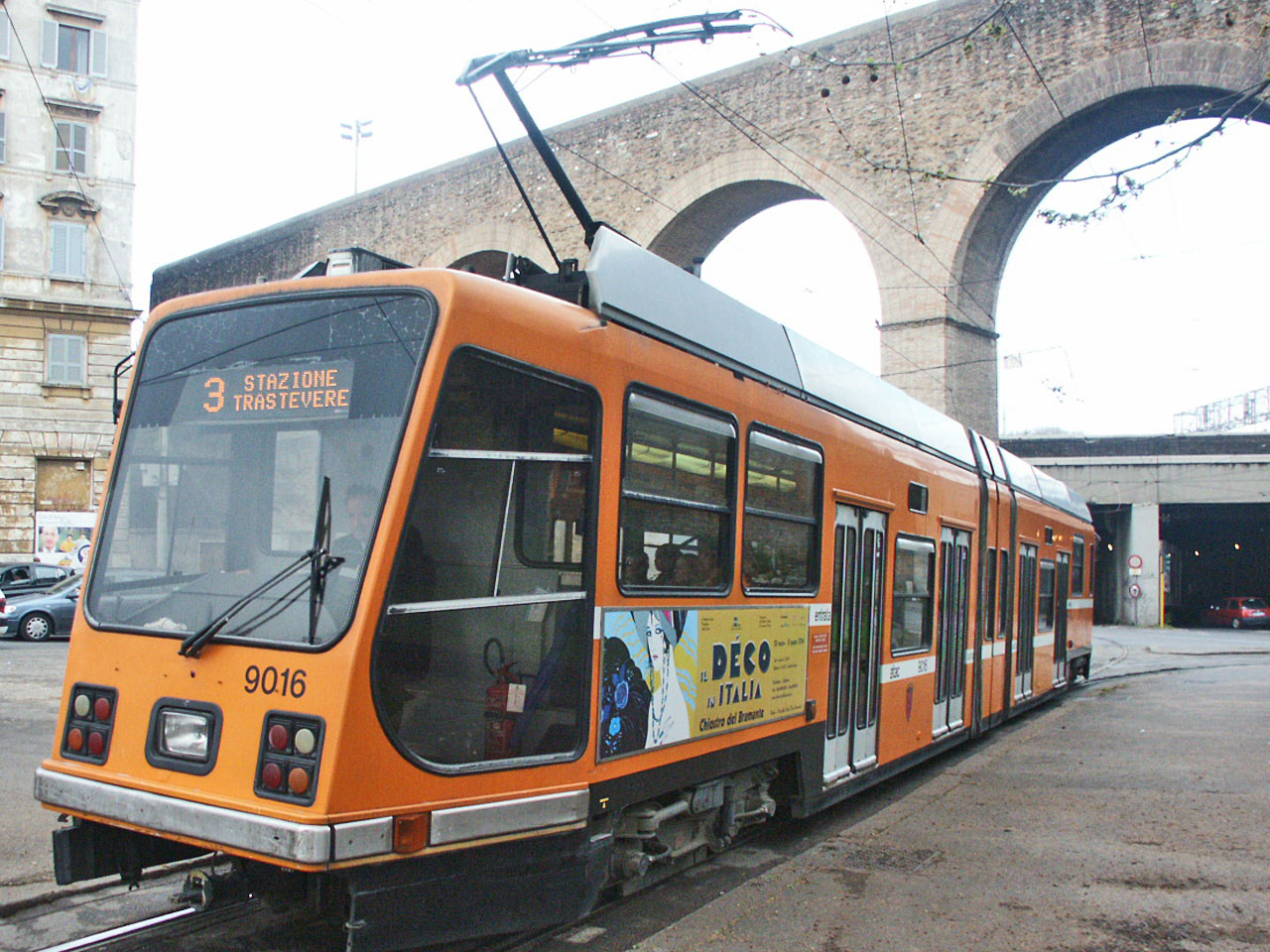 Figure 9: 32 trams of 9000 Series were delivered between 1990-1992. Seems like a much better looking upgrade. Also, they have low-floor central areas.