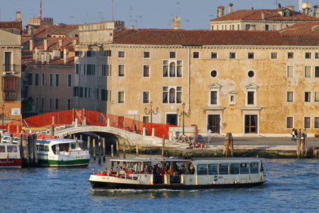 Venice - Venezia - Vaporetto - Photo: © Ian Boyle - www.simplonpc.co.uk