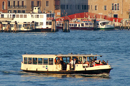 Venice - Venezia - Vaporetto - Photo: © Ian Boyle - www.simplonpc.co.uk