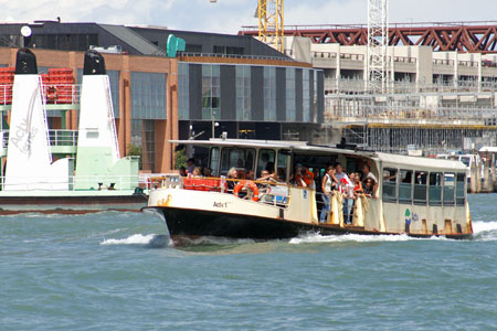 Venice - Venezia - Vaporetto - Photo: © Ian Boyle - www.simplonpc.co.uk