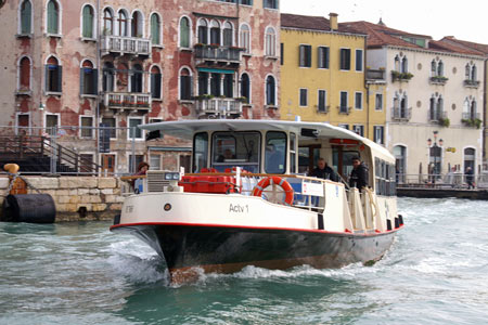 Venice - Venezia - Vaporetto - Photo: © Ian Boyle - www.simplonpc.co.uk