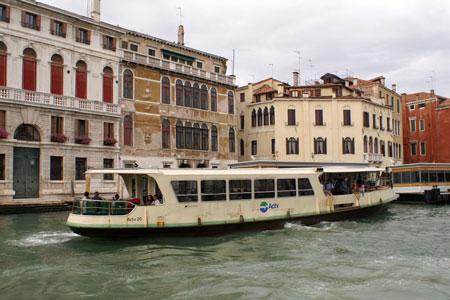 Venice - Venezia - Vaporetto - Photo: © Ian Boyle - www.simplonpc.co.uk