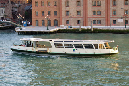 Venice - Venezia - Vaporetto - Photo: © Ian Boyle - www.simplonpc.co.uk