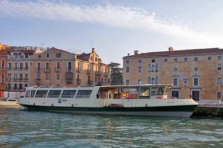 Venice - Venezia - Vaporetto - Photo: © Ian Boyle - www.simplonpc.co.uk