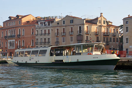 Venice - Venezia - Vaporetto - Photo: © Ian Boyle - www.simplonpc.co.uk