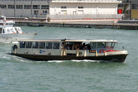 Venice - Venezia - Vaporetto - Photo: © Ian Boyle - www.simplonpc.co.uk