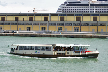 Venice - Venezia - Vaporetto - Photo: © Ian Boyle - www.simplonpc.co.uk