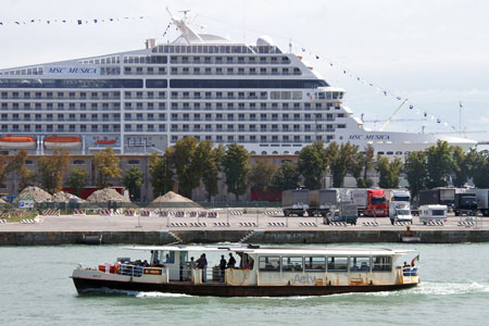 Venice - Venezia - Vaporetto - Photo: © Ian Boyle - www.simplonpc.co.uk