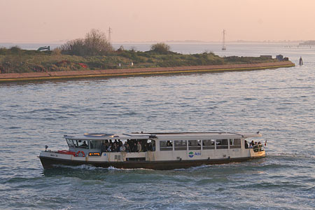 Venice - Venezia - Vaporetto - Photo: © Ian Boyle - www.simplonpc.co.uk