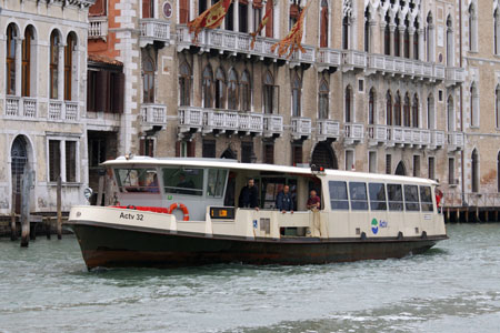 Venice - Venezia - Vaporetto - Photo: © Ian Boyle - www.simplonpc.co.uk