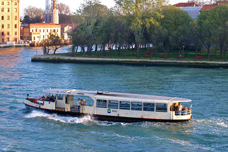 Venice - Venezia - Vaporetto - Photo: © Ian Boyle - www.simplonpc.co.uk