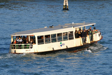 Venice - Venezia - Vaporetto - Photo: © Ian Boyle - www.simplonpc.co.uk