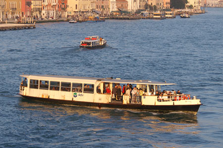 Venice - Venezia - Vaporetto - Photo: © Ian Boyle - www.simplonpc.co.uk