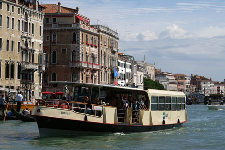 Venice - Venezia - Vaporetto - Photo: © Ian Boyle - www.simplonpc.co.uk