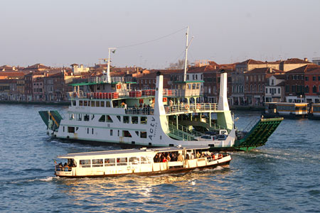 Venice - Venezia - Vaporetto - Photo: © Ian Boyle - www.simplonpc.co.uk