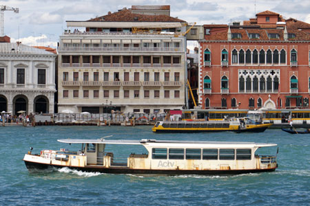 Venice - Venezia - Vaporetto - Photo: © Ian Boyle - www.simplonpc.co.uk