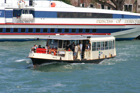 Venice - Venezia - Vaporetto - Photo: © Ian Boyle - www.simplonpc.co.uk