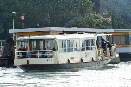 Venice - Venezia - Vaporetto - Photo: © Ian Boyle - www.simplonpc.co.uk