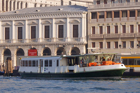 Venice Ferry - Venezia Motonave - Photo: © Ian Boyle - www.simplonpc.co.uk