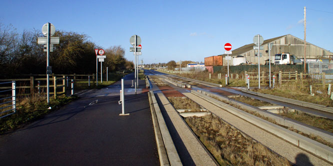 Cambridge Busway - Photo: ©2013 Ian Boyle - www.simplonpc.co.uk