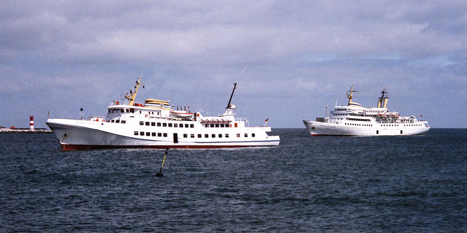 FUNNY GIRL at Helgoland - Photo: ©1989 Ian Boyle - www.simplonpc.co.uk - Simplon Postcards