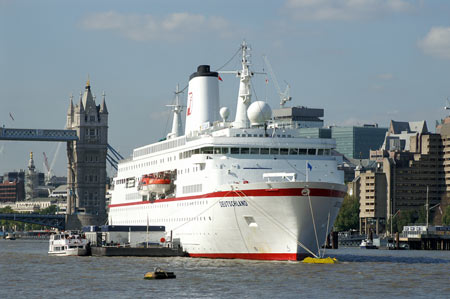 Deutschland at Tower Bridge - Photos:  Ian Boyle, 15th September 2007