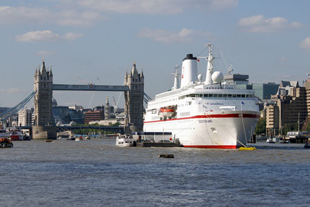 Deutschland at Tower Bridge - Photos:  Ian Boyle, 15th September 2007