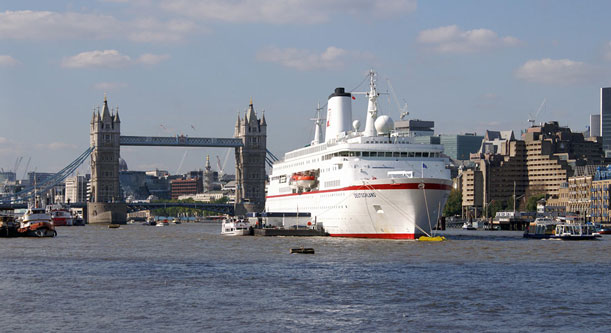 Deutschland at Tower Bridge - Photos:  Ian Boyle, 15th September 2007