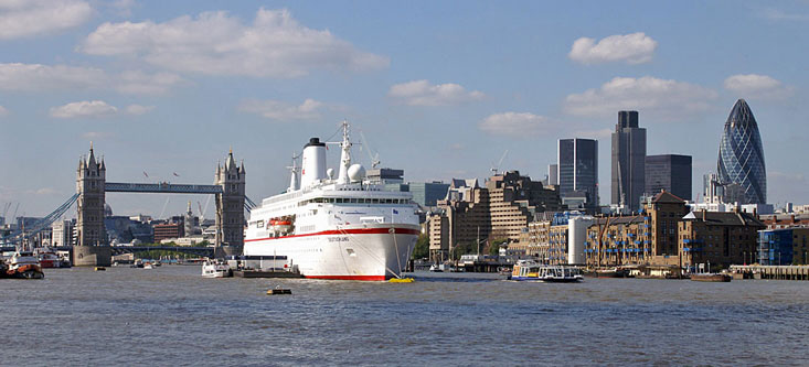 Deutschland at Tower Bridge - Photos:  Ian Boyle, 15th September 2007