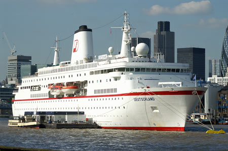 Deutschland at Tower Bridge - Photos:  Ian Boyle, 15th September 2007