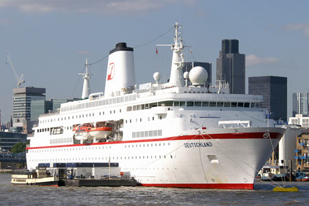 Deutschland at Tower Bridge - Photos:  Ian Boyle, 15th September 2007