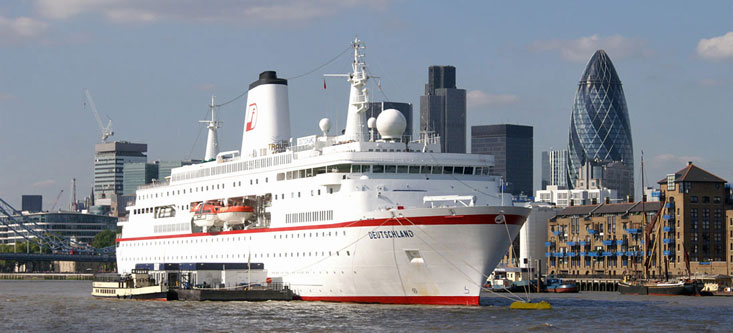 Deutschland at Tower Bridge - Photos:  Ian Boyle, 15th September 2007