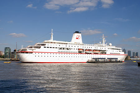 Deutschland at Tower Bridge - Photos:  Ian Boyle, 15th September 2007