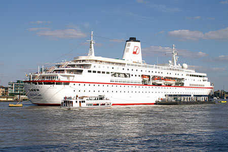 Deutschland at Tower Bridge - Photos:  Ian Boyle, 15th September 2007