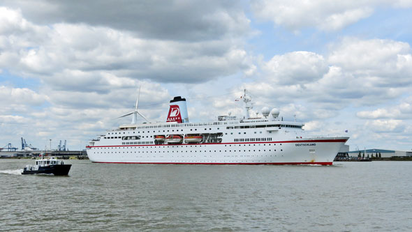 DEUTSCHLAND - Peter Deilmann - www.simplonpc.co.uk - Photo:  Ian Boyle, 25th June 2014, Gravesend