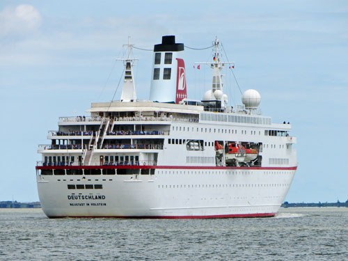 DEUTSCHLAND - Peter Deilmann - www.simplonpc.co.uk - Photo:  Ian Boyle, 25th June 2014, Gravesend