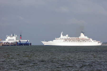 DISCOVERY - Photos:  Ian Boyle, Harwich, 27th July 2003 - www.simplonpc.co.uk