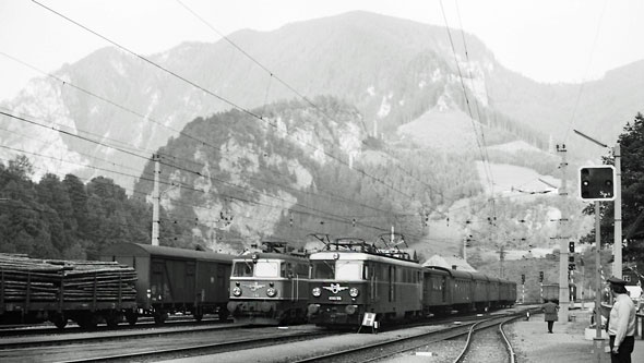 ÖBB Class 1042 - Photo: ©1991 Ian Boyle - www.simplompc.co.uk - Simplon Postcards