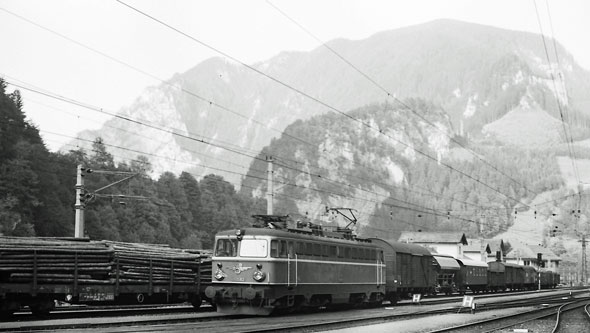 ÖBB Class 1042 - Photo: ©1991 Ian Boyle - www.simplompc.co.uk - Simplon Postcards