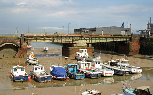 FOLKESTONE HARBOUR STATION - Photo: © Ian Boyle, 31st May 2005 - www.simplonpc.co.uk