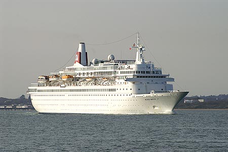 BLACK WATCH - Fred.Olsen - Photo:  Copyright Ian Boyle, Calshot, 22nd April 2006